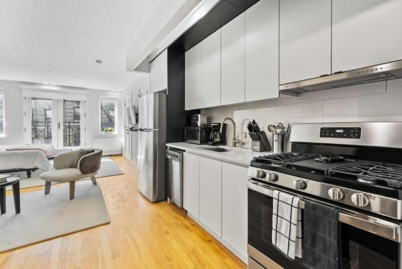 Luxe Studio With Charming Juliet Balcony Apartment New York Ngoại thất bức ảnh