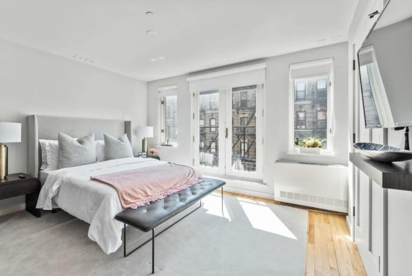 Luxe Studio With Charming Juliet Balcony Apartment New York Ngoại thất bức ảnh