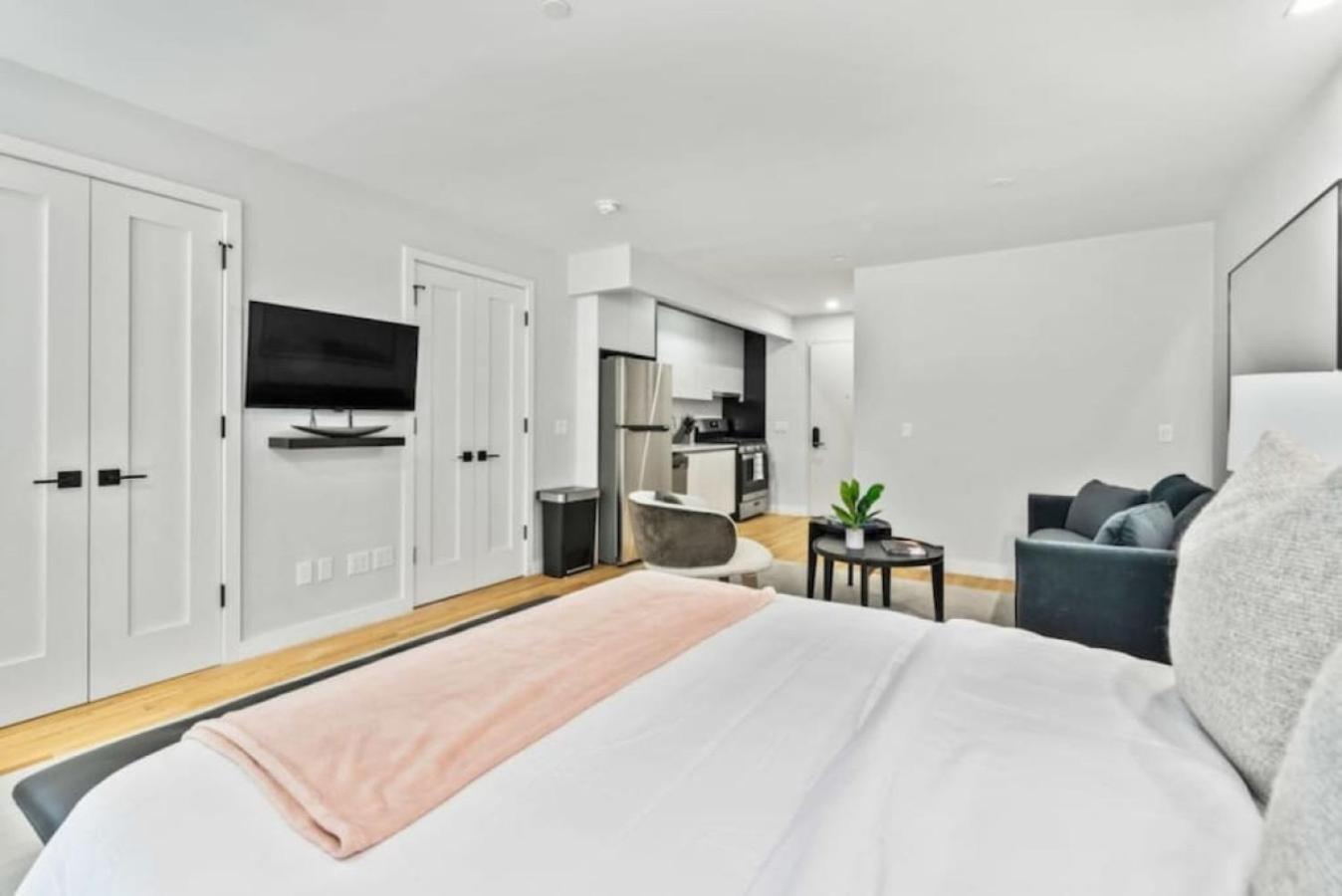 Luxe Studio With Charming Juliet Balcony Apartment New York Ngoại thất bức ảnh