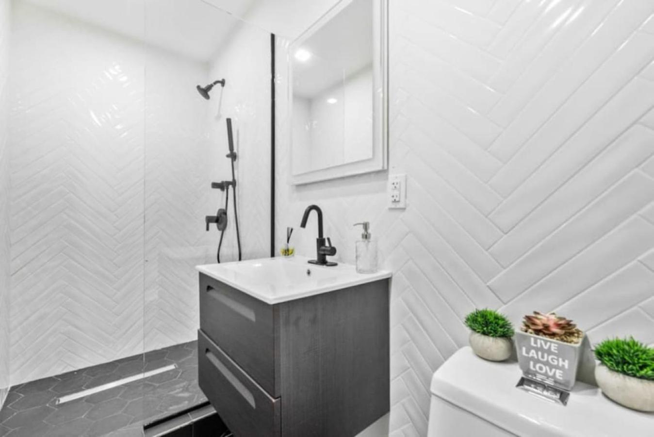Luxe Studio With Charming Juliet Balcony Apartment New York Ngoại thất bức ảnh