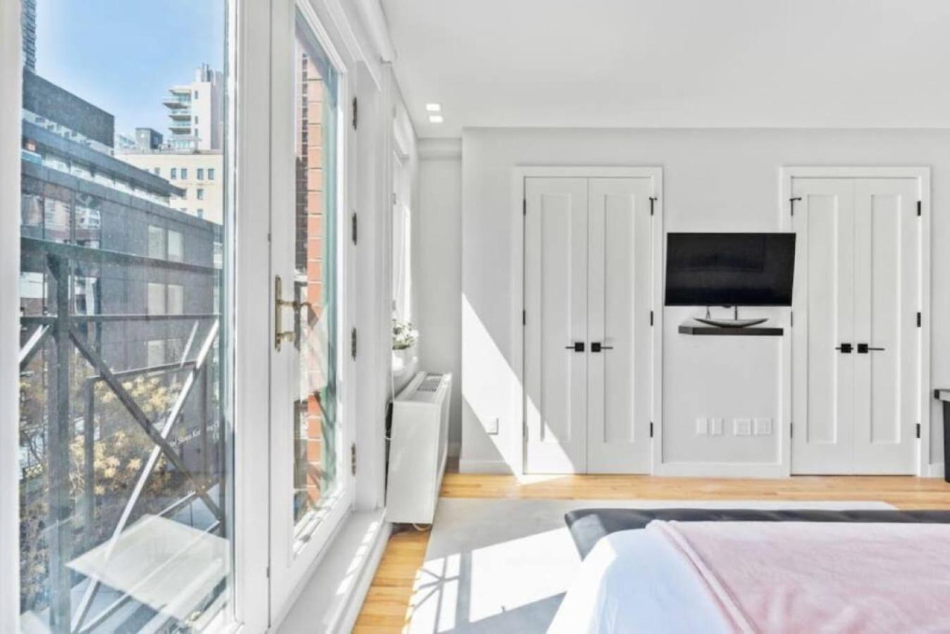 Luxe Studio With Charming Juliet Balcony Apartment New York Ngoại thất bức ảnh