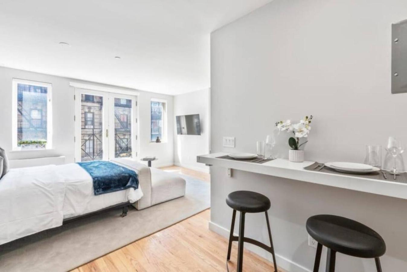 Luxe Studio With Charming Juliet Balcony Apartment New York Ngoại thất bức ảnh
