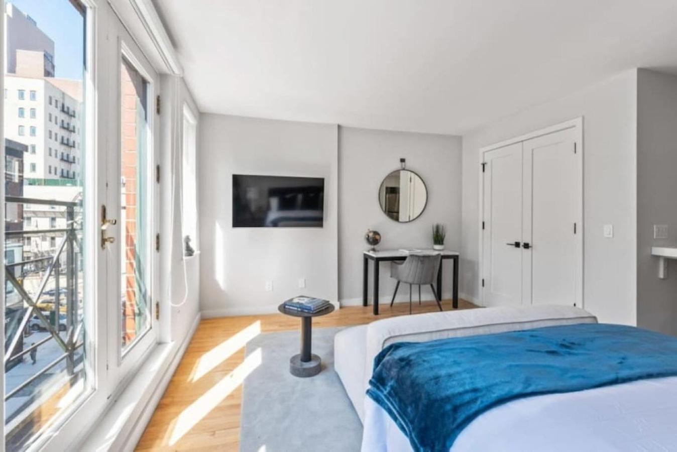Luxe Studio With Charming Juliet Balcony Apartment New York Ngoại thất bức ảnh